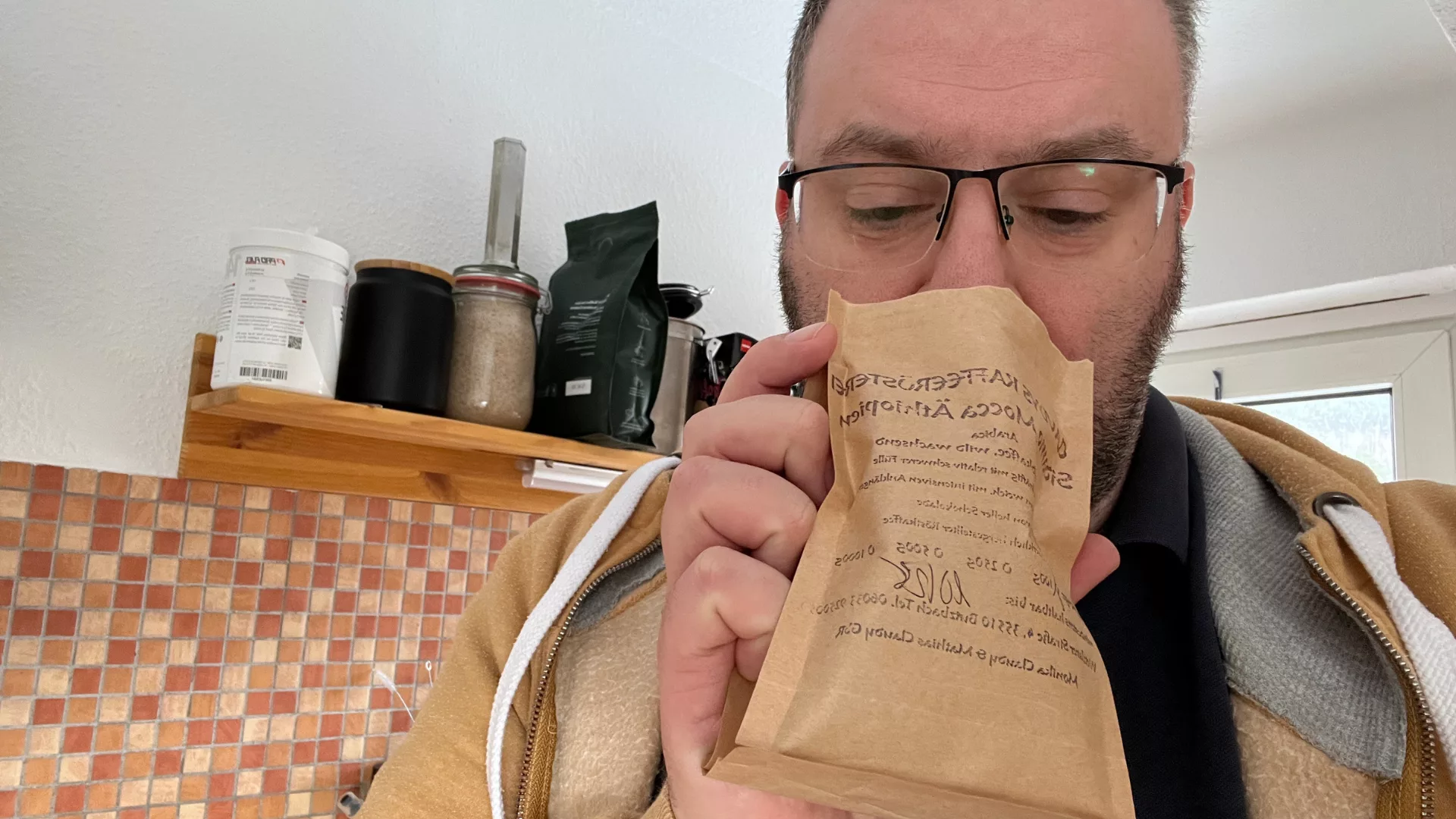 Heiko schnuppert genüsslich an einer Tüte Kaffee