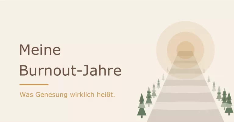 Weg durch sich lichtenden Morgennebel als Sinnbild für die lange Genesung nach einem Burnout - Heiko Metz