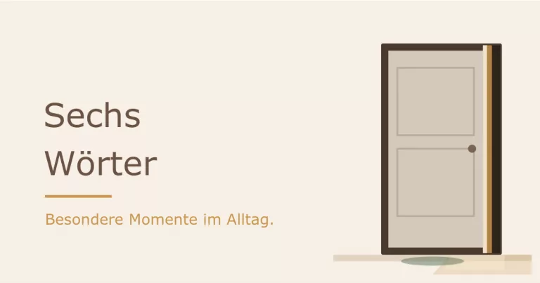 Zimmertür einen Spalt offen, warmes Licht fällt in einen dämmrigen Flur: Sinnbild für besondere Momente im Alltag - Heiko Metz
