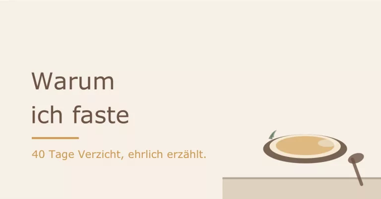 Tasse klare Brühe auf Holztisch als Symbol für christliches Fasten und 40 Tage Verzicht - Heiko Metz