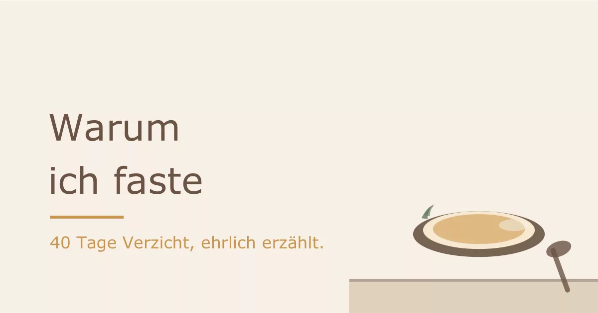 Tasse klare Brühe auf Holztisch als Symbol für christliches Fasten und 40 Tage Verzicht - Heiko Metz