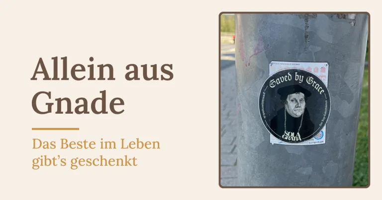 Aufkleber „Saved by Grace, Sola Gratia“ mit Martin Luther an einem Laternenmast, Titelbild zu allein aus Gnade - Heiko Metz