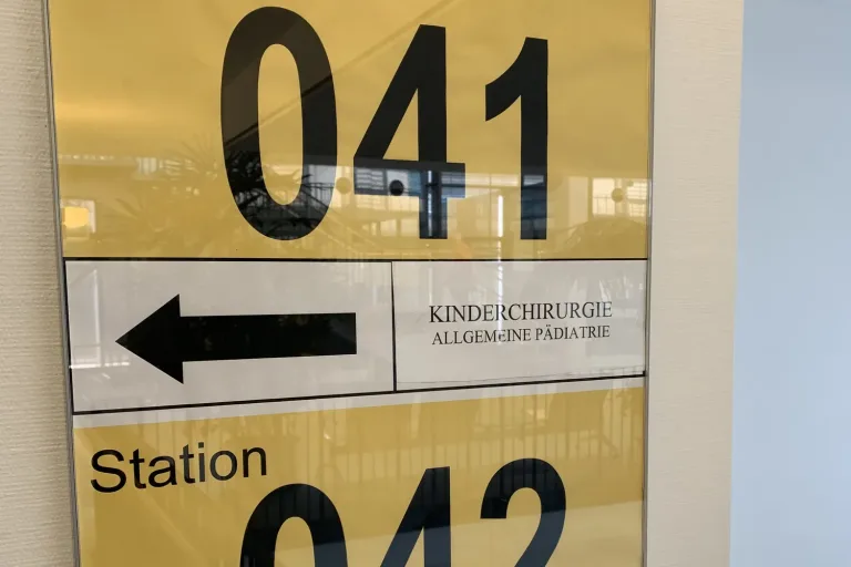 Stationsschild Kinderchirurgie und Allgemeine Pädiatrie in einer Klinik - Heiko Metz