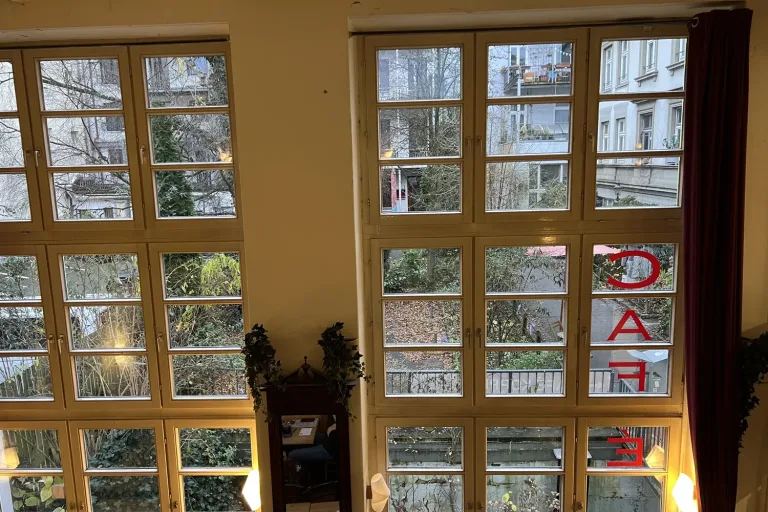 Sprossenfenster in einem Café, warmes Licht - Heiko Metz