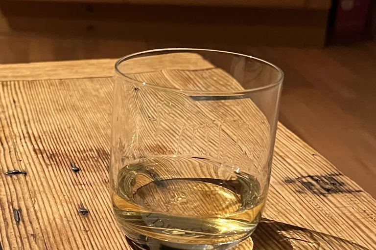 Glas Whisky auf einem Holztisch im Abendlicht - Heiko Metz