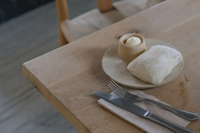 Einfach gedeckter Tisch mit Brot