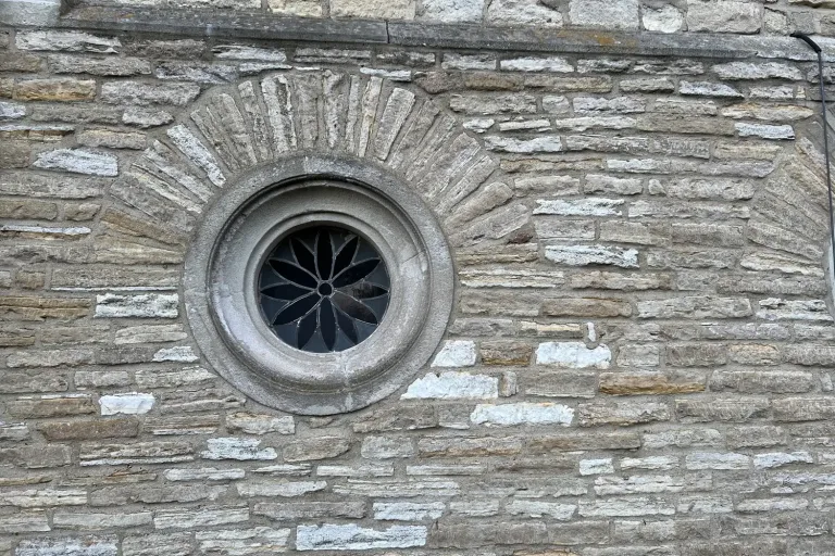 Rosettenfenster in einer alten Steinmauer - Heiko Metz