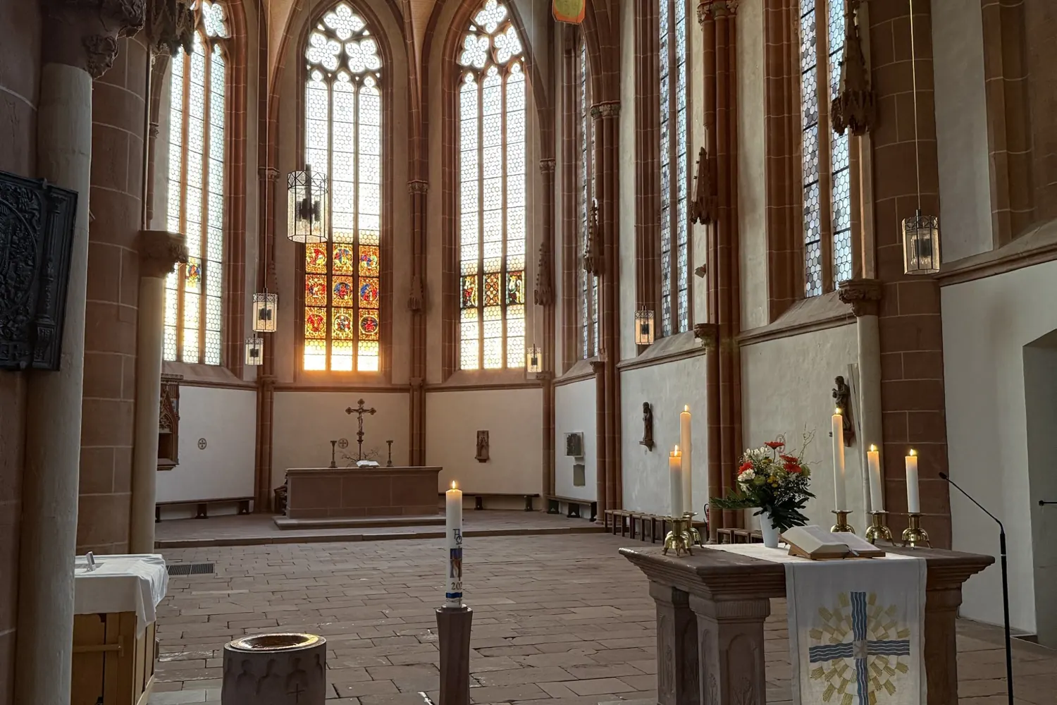 Gotisches Kirchenschiff mit Altar im warmen Licht - Heiko Metz