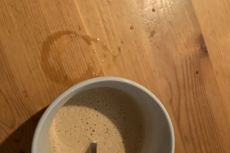 Schale Milchkaffee auf einem leeren Holztisch - Heiko Metz
