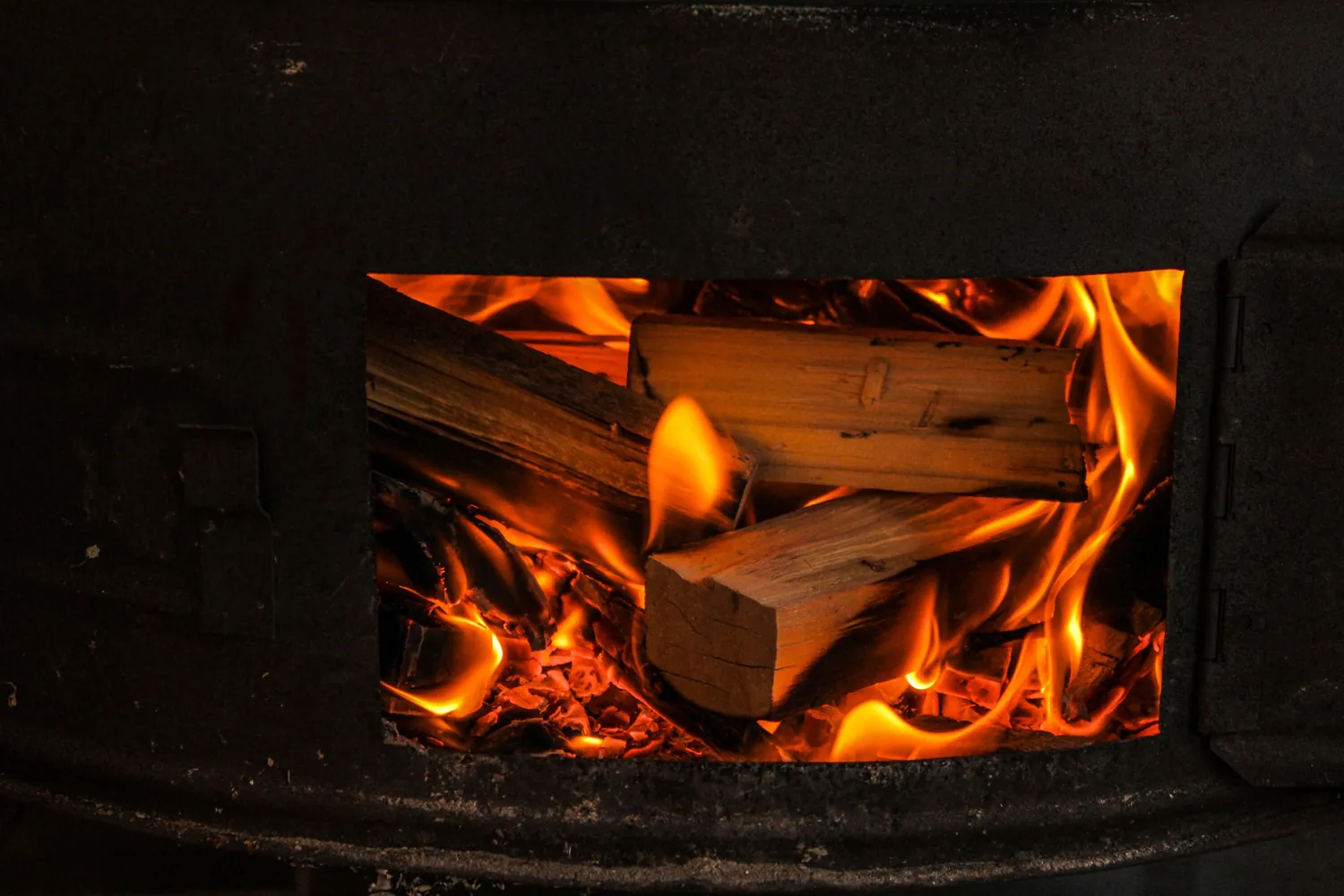Holzfeuer im Ofen