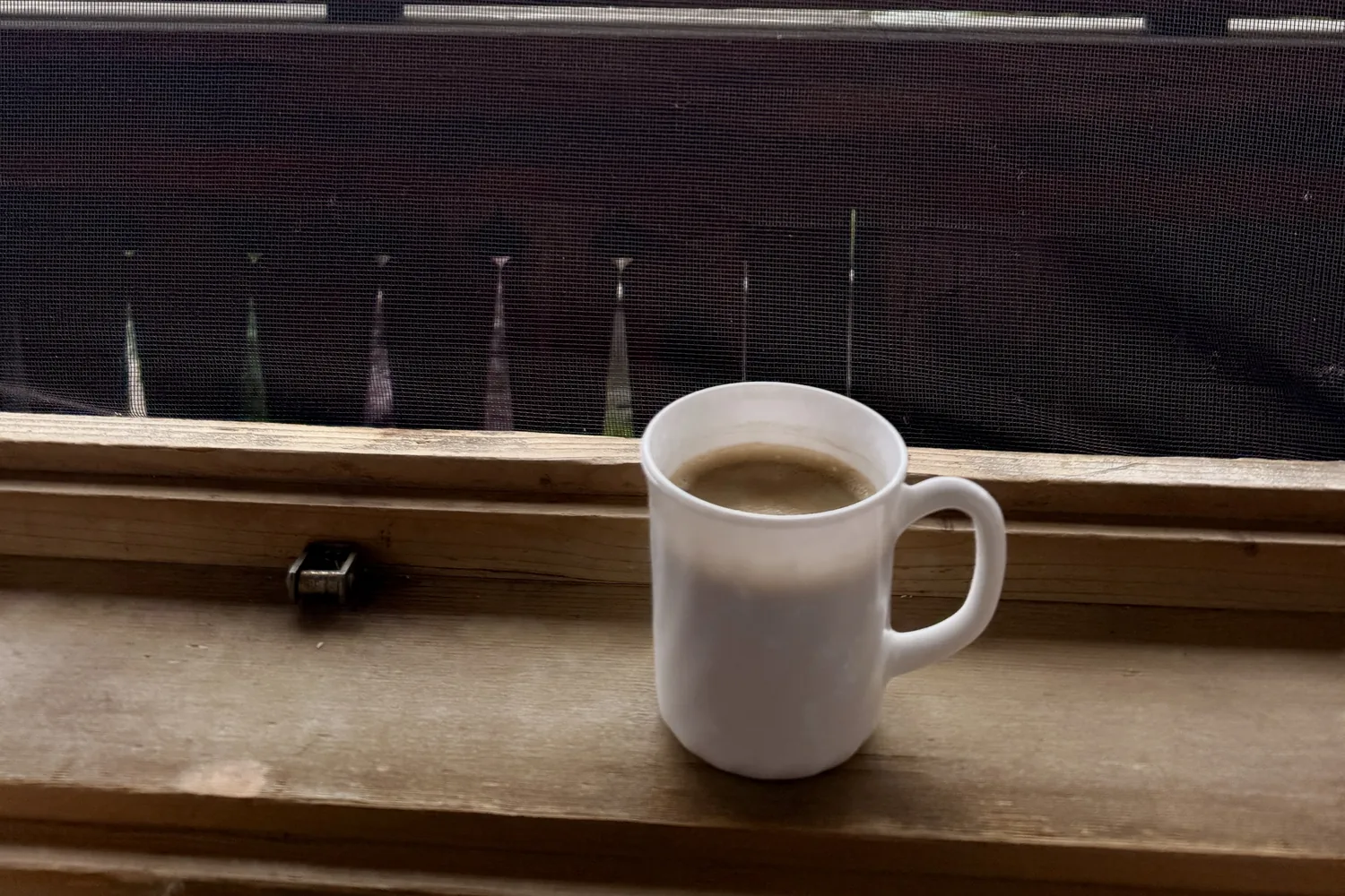 Weiße Tasse Kaffee auf einem Balkongeländer - Heiko Metz