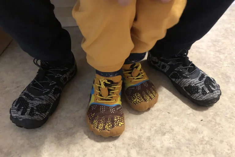Erwachsenenschuhe neben gelben Kinderschuhen - Heiko Metz