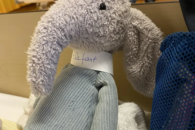 Kuschelelefant mit Namensschild am Krankenhausbett - Heiko Metz