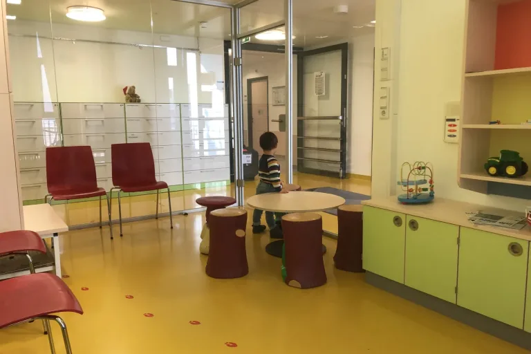 Spielecke mit kleinen Hockern in einem hellen Wartebereich - Heiko Metz
