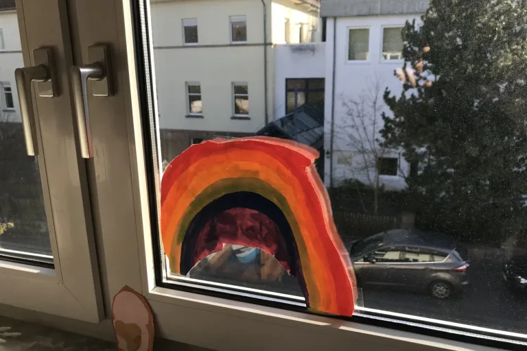 Selbstgemaltes Regenbogenbild am Fenster - Heiko Metz