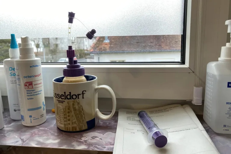 Fensterbank mit Medikamenten, Spritze und Kaffeetasse - Heiko Metz