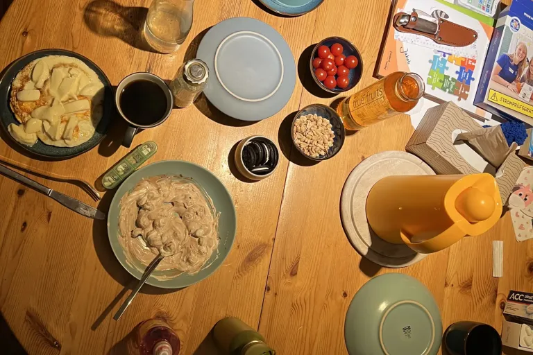 Frühstückstisch einer Familie von oben - Heiko Metz