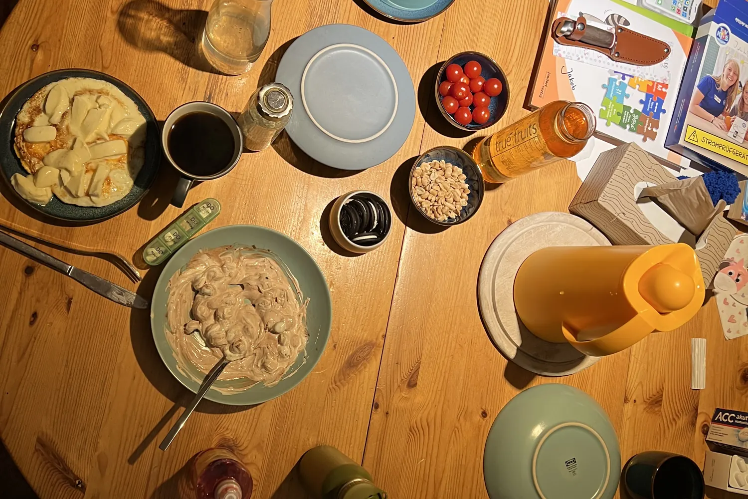 Frühstückstisch einer Familie von oben - Heiko Metz