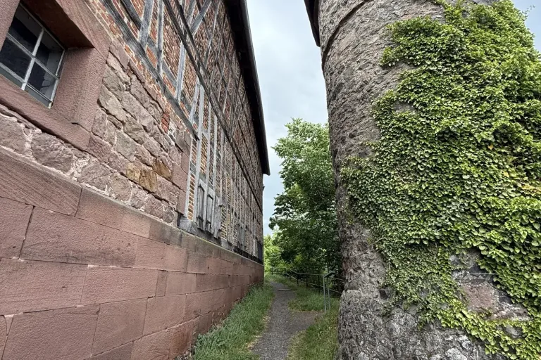 Alter Turm und Stadtmauer mit einem schmalen Weg - Heiko Metz