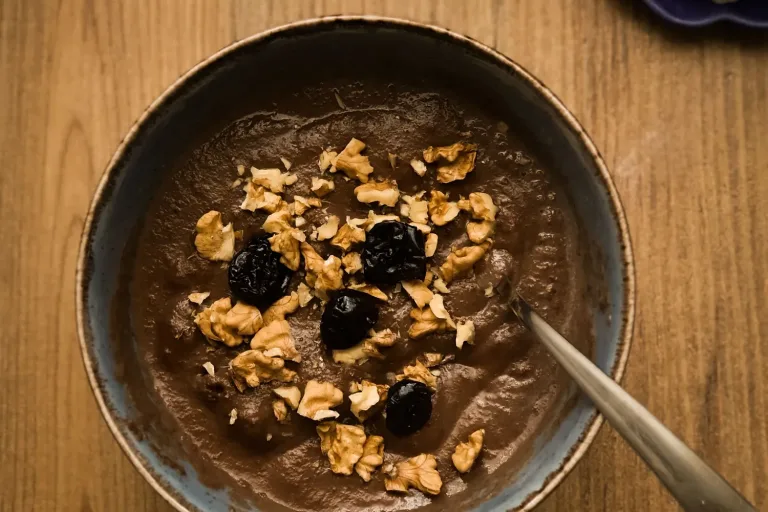 Schale mit Schokopudding und Nüssen