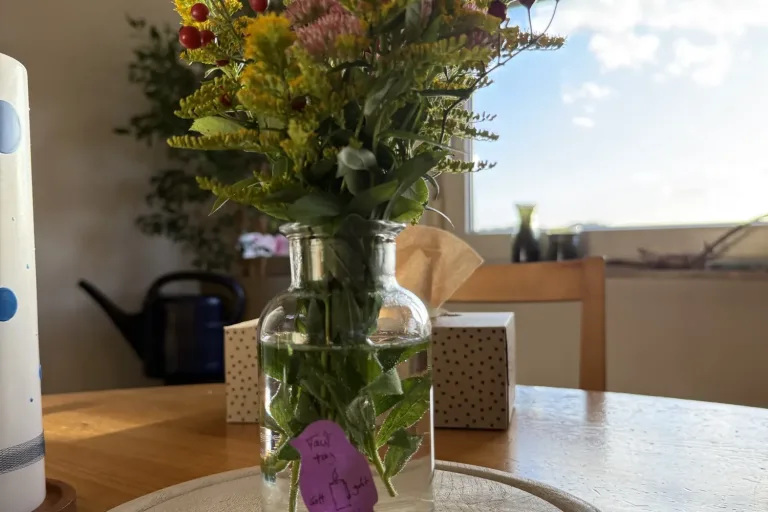 Wildblumen in einer Glasflasche am Fenster - Heiko Metz