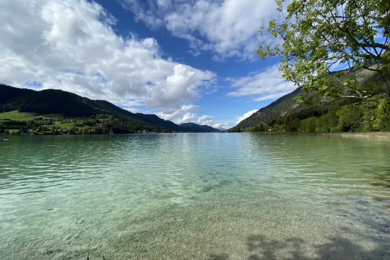 Bergsee mit klarem Wasser unter weitem Himmel - Heiko Metz