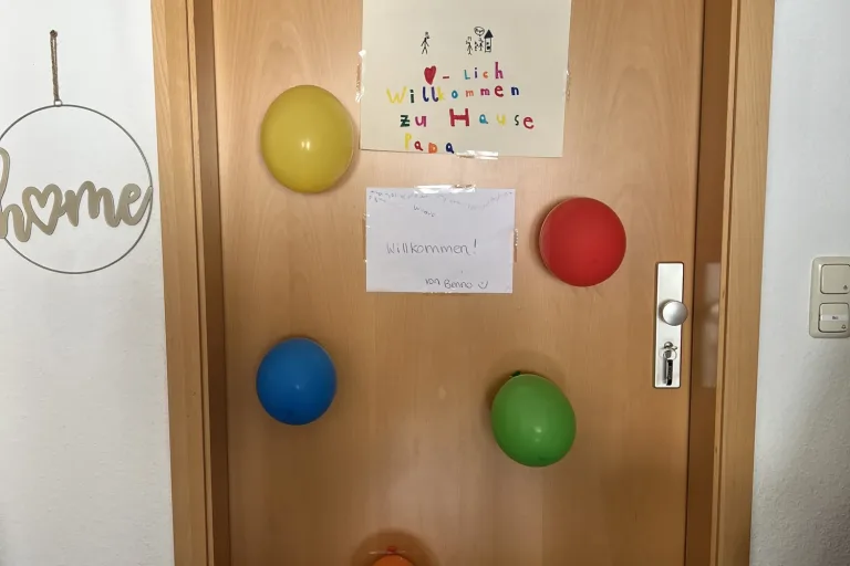 Kinderzimmertür mit bunten Luftballons und einem Willkommensbild - Heiko Metz