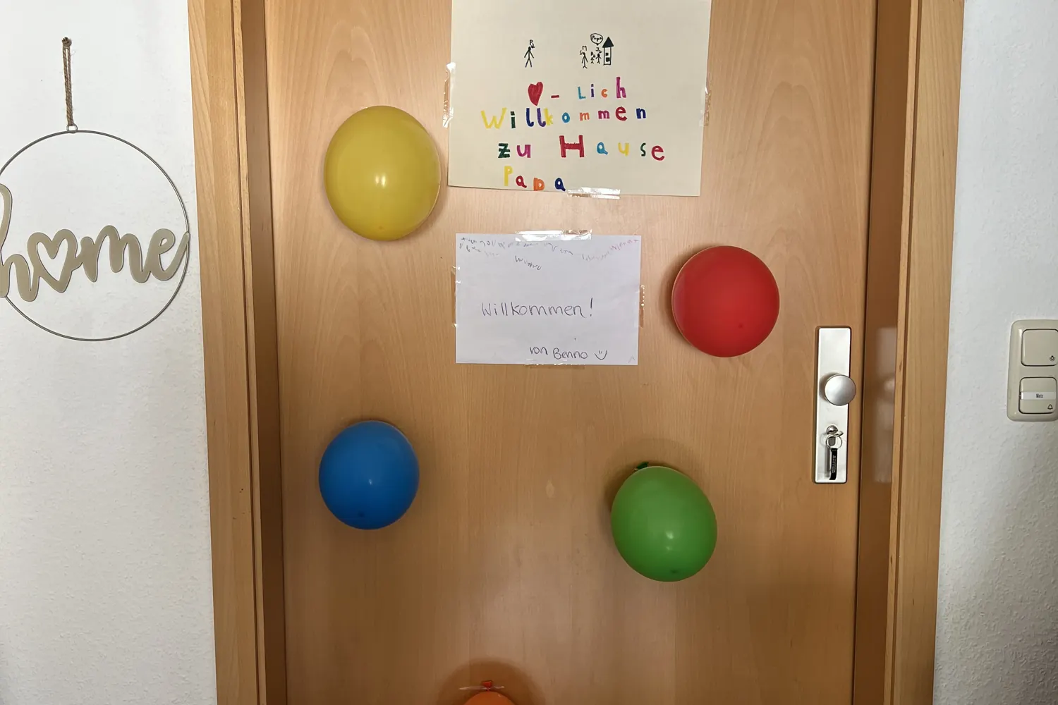 Kinderzimmertür mit bunten Luftballons und einem Willkommensbild - Heiko Metz