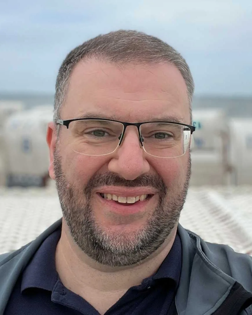 Porträt von Heiko Metz am Strand, lächelnd - Heiko Metz