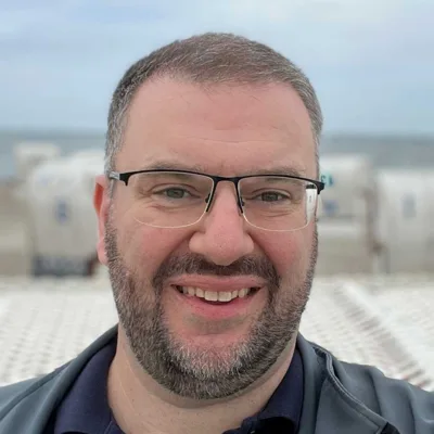 Porträt von Heiko Metz am Strand, lächelnd - Heiko Metz