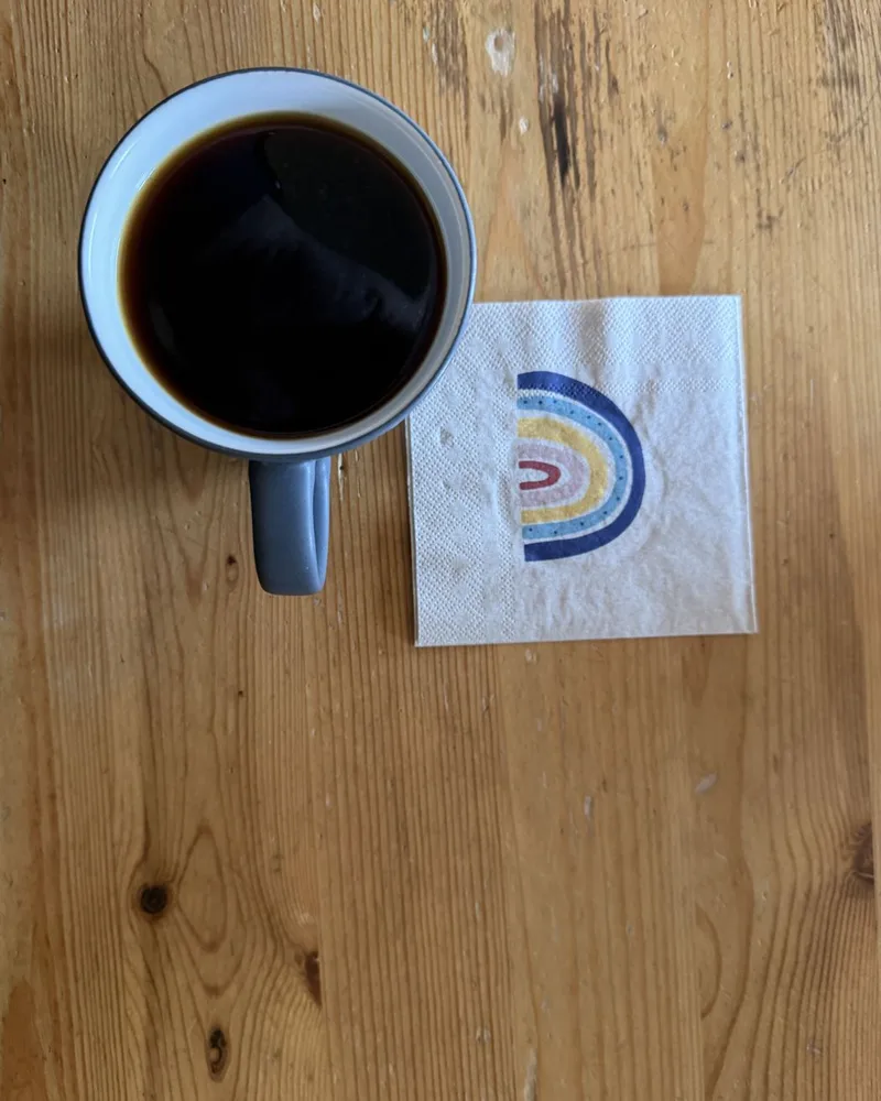 Tasse Kaffee von oben auf einem Holztisch - Heiko Metz